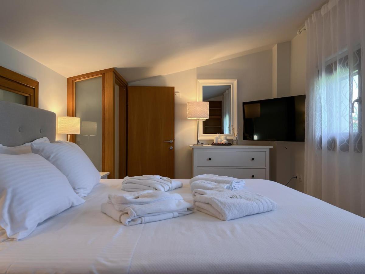 Heaven Luxury Villa Nea Roda Ngoại thất bức ảnh