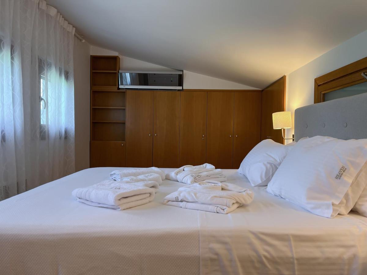 Heaven Luxury Villa Nea Roda Ngoại thất bức ảnh